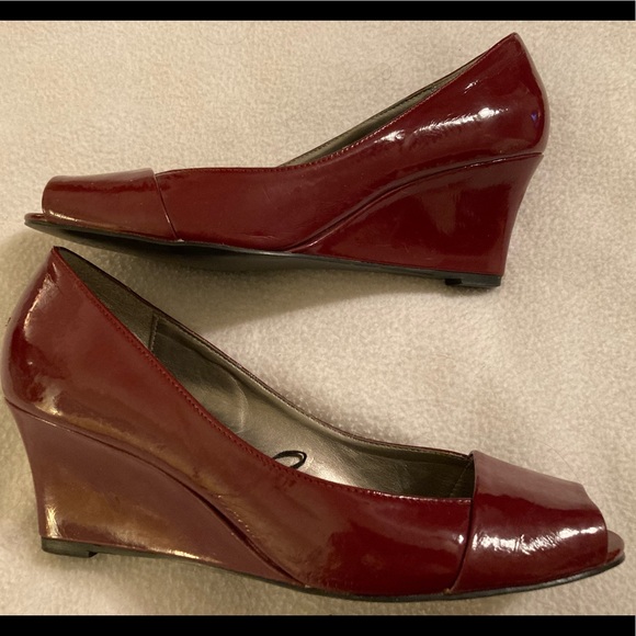 PATENT MADELINE STUART PEEP-TOE WEDGES-sz 6.5 - Picture 2 of 7